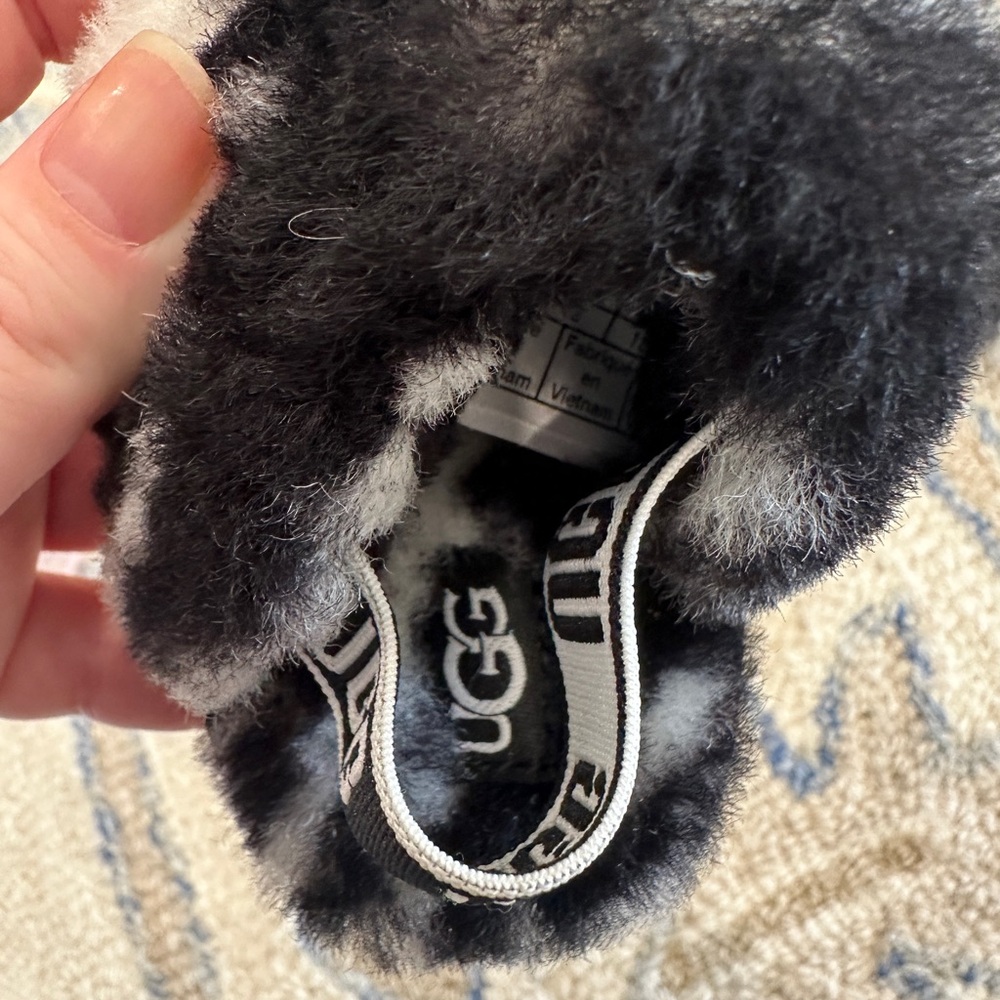 Ugg Fluff Yeah Black and White Fuzzy Slippers, Kids Size 02/03 - Picture 3 of 4